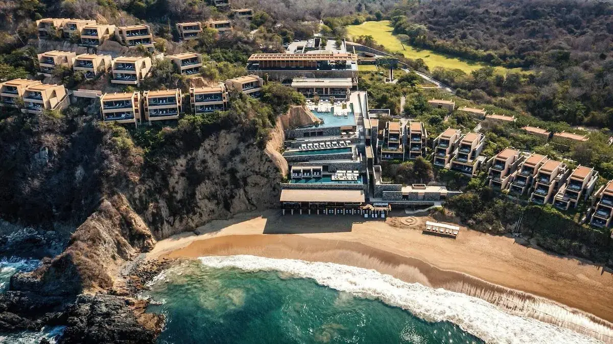 Four Seasons Resort Tamarindo, Jalisco, proyecto documentado de restauración de vidrio de Grupo GNOVIA
